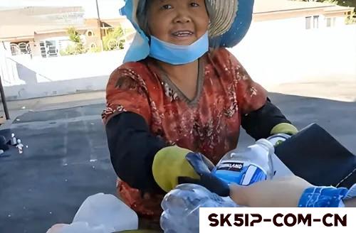 捡破烂养家、英语只会说Hello,67岁东北阿姨在纽约街头的硬核生存记 捡破烂养家、英语只会说Hello,67岁东北阿姨在纽约街头的硬核生存记