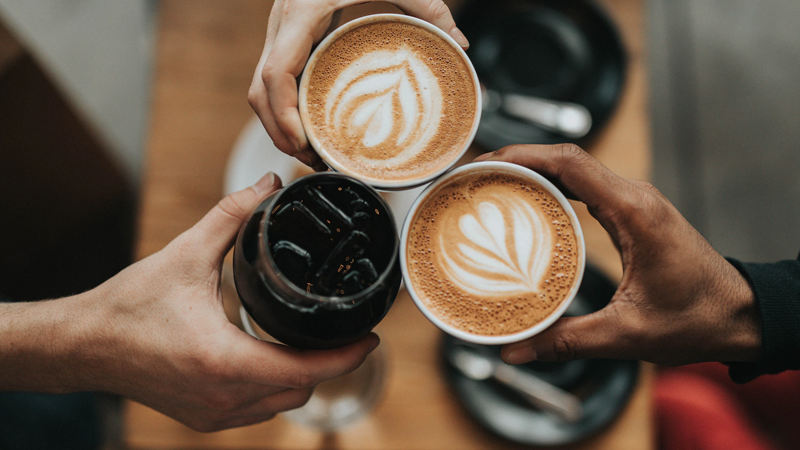 热搜第一,朋友圈刷屏,瑞幸联名茅台的“酱香拿铁”太上头 热搜第一,朋友圈刷屏,瑞幸联名茅台的“酱香拿铁”太上头