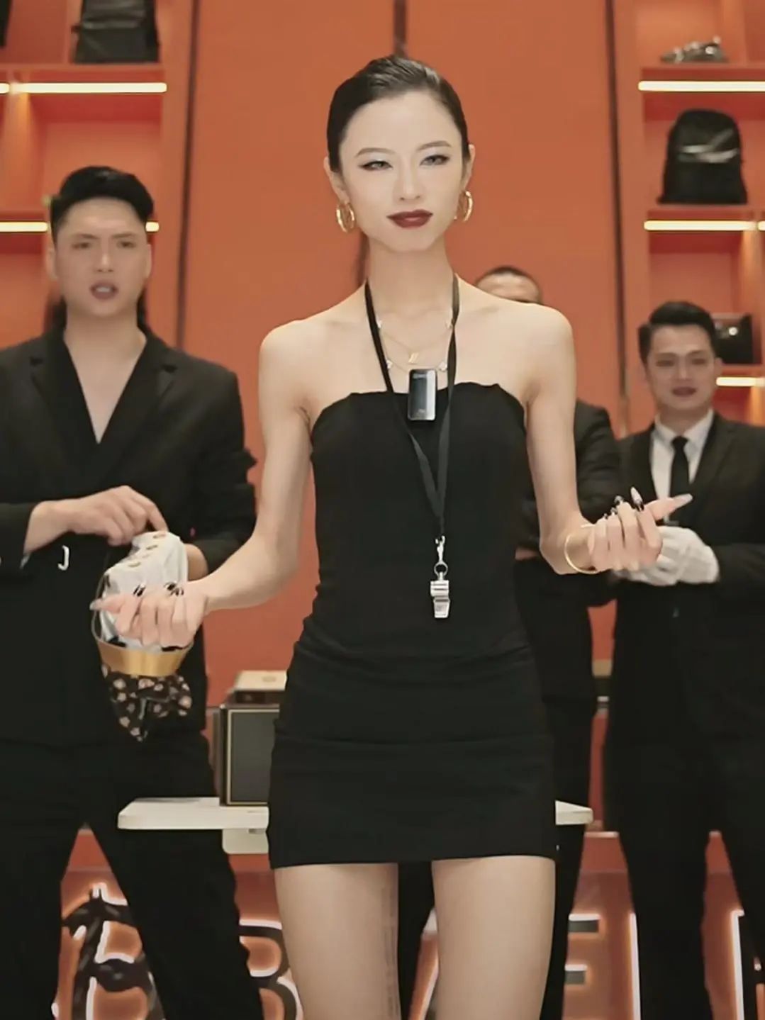 几句话带货7000万,中年男人走不出“女大佬”的直播间 几句话带货7000万,中年男人走不出“女大佬”的直播间