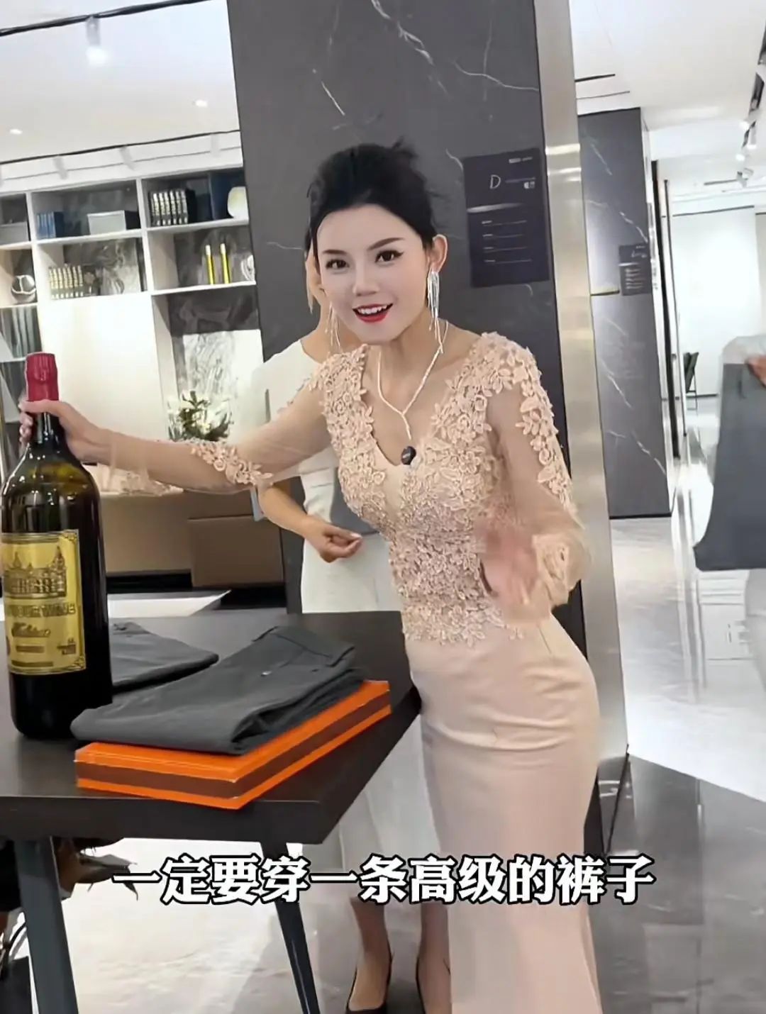 几句话带货7000万,中年男人走不出“女大佬”的直播间 几句话带货7000万,中年男人走不出“女大佬”的直播间